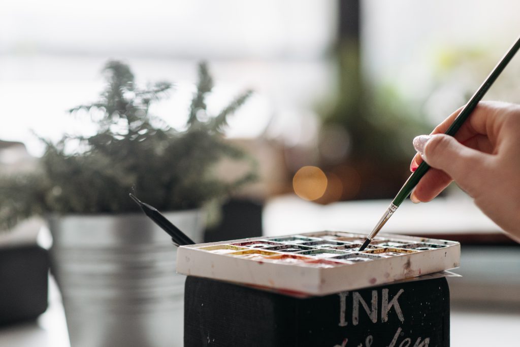 Lakiery i farby do gliny