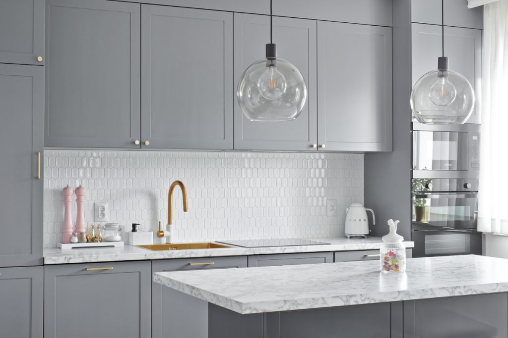 szara kuchnia biała płytki kuchenne heksalong raw decor marmurowy blat