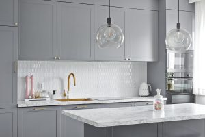 szara kuchnia biała płytki kuchenne heksalong raw decor marmurowy blat